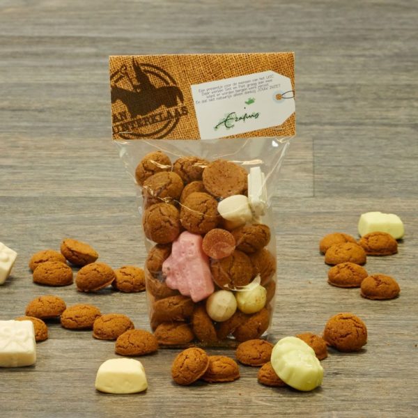 Erasmus deelt uit met Sinterklaas