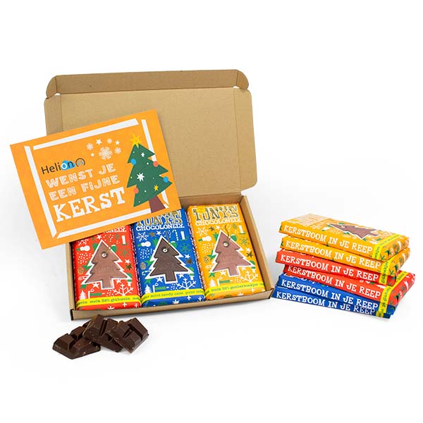 1. Kerstpakketten per post versturen Kerstpakketten horen echt bij Kerst en het is echt een gewoonte, een ongeschreven regel, dat je tijdens de Kerst een kerspakket geeft aan je personeel en/of je klanten. Maar kerstpakketten kun je ook per post versturen. In dat geval wordt het pakket gewoon thuis bij de ontvanger bezorgd en hoef jij hier niets voor te doen (behalve de verzendkosten te betalen natuurlijk). Kerstpakketten zijn er ook in verschillende soorten en maten. Zo heb je bijvoorbeeld luxe kerstpakketten voor een groot budget. Deze zijn vaak rijkelijk gevuld met luxe producten die van zichzelf prijzig zijn, denk bijvoorbeeld aan champagne of bijzondere bonbons. Daar tegenover heb je uiteraard ook minder luxe pakketten; de budget kerstpakketten. Deze zijn vooralsnog goed gevuld met allerlei lekkere producten en leuke kerstartikelen, maar de producten zelf zijn in dit geval minder luxe. Zo is er voor ieder budget wel een passend kerstpakket te vinden. 2. Brievenbus kerstpakketten per post versturen In ons assortiment hebben we ook kerstpakketten speciaal ontwikkeld om door de brievenbus te passen. Deze brievenbus kerstpakketten hebben een klein, praktisch formaat waardoor ze door de gemiddelde brievenbus passen. Maak je geen zorgen om de inhoud, want deze bijzondere kerstpakketten zijn allemaal op hun eigen manier rijkelijk gevuld met iets lekkers of iets leuks. Zo kun je bijvoorbeeld denken aan een verzenddoosje met niet één, niet twee, maar drie Tony’s Chocolonely kerstrepen. Dit pakketje maak je helemaal af met een persoonlijke kerstkaart met eigen boodschap erop. Geen fan van chocolade? Kies dan voor een kersttaart die je gemakkelijk per post verstuurt naar je klanten of collega’s. Kies uit de vele smaken, het ontwerp van het verzenddoosje en je eigen inlay kaart om het kerstpakketje helemaal af te maken. De brievenbus kerstpakketten zijn super leuk om te geven, maar ook om te krijgen! 3. Drankgeschenken per post versturen voor Kerst Wil je de ontvanger dit jaar met Kerst eens verrassen met iets anders dan een kerstpakket? Dat gaat zeker lukken met onze feestelijke drankgeschenken! Een drankgeschenk voor Kerst wordt je zeker in dank afgenomen door de ontvanger. De drankgeschenken in ons assortiment zijn zeer verrassend en uniek. Bovendien kun je de drankgeschenken ook personaliseren en per post versturen naar je medewerkers of als je je klanten wilt verrassen met Kerst. Kies uit een drankgeschenk met Chardonnay, Prosecco of een Corsendonk Pater dubbel bier, allemaal in een mooie kerstverpakking die je een persoonlijke touch kunt geven door een kaart, een tag of een dekselbedrukking in Kerst thema. Voor het versturen van kerstgeschenken per post ben je bij ons absoluut aan het juiste adres. Met een zeer ruim assortiment aan unieke kerstgeschenken, bijzondere kerstpakketten en feestelijke drankgeschenken is er altijd voor ieder wat wils! Bekijk onze website of neem gerust contact met ons op als je hulp nodig hebt bij het samenstellen van jouw ideale kerstgeschenk! Onze ervaren adviseurs helpen je graag verder.